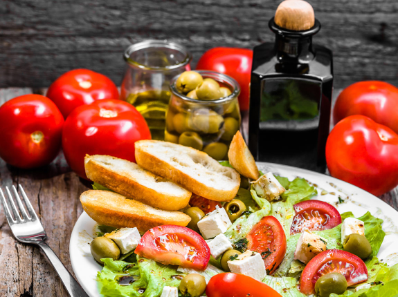 Dieta śródziemnomorska - zasady i przykładowy plan żywienia