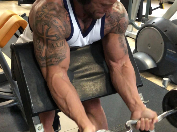 Trening bicepsów i tricepsów wg Krzysztofa Piekarza