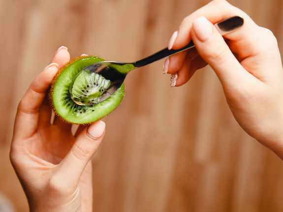 Kiwi - owoc idealny dla aktywnych i nie tylko! Poznaj właściwości i działanie