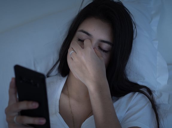 Czy niebieskie światło telefonów powoduje bóle głowy?