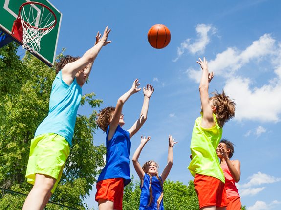 Jak odżywiać dzieci, które uprawiają sport? Żywienie młodego sportowca