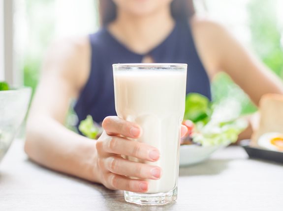 Czy warto pić dużo mleka? Produkty mleczne a zdrowie