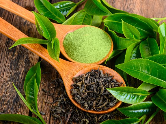 Na co działa zielona herbata, dlaczego warto ją stosować?