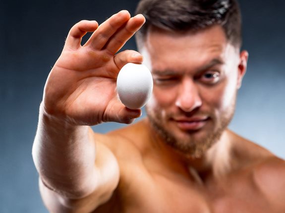 Całe jajka czy same białka jajek? Co lepsze dla wzrostu mięśni? 