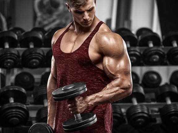 Większy biceps w 4 tygodnie. Jak szybko powiększyć bicepsy?