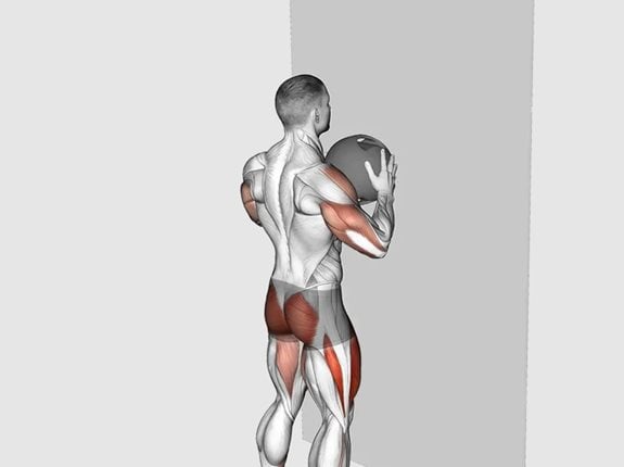 Przysiad z wyrzutem piłki lekarskiej - Medicine Ball Throw Squat with Wall