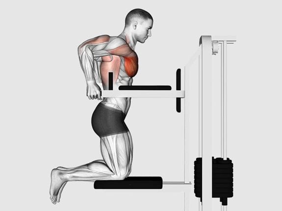 Pompki na poręczach ze wspomaganiem, wersja na klatkę -  Assisted Chest Dip (kneeling)