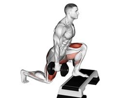 Zakrok z hantlami z nogą wykroczną na podwyższeniu - Dumbbell Reverse Lunge from Deficit