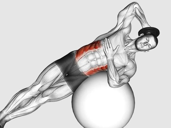Boczne zgięcia tułowia z ciężarem na piłce - Weighted Side Bend (on stability ball)