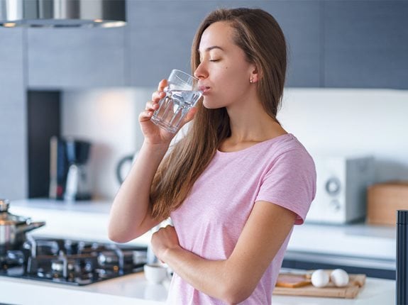 Czy picie wody spala kalorie i odchudza?