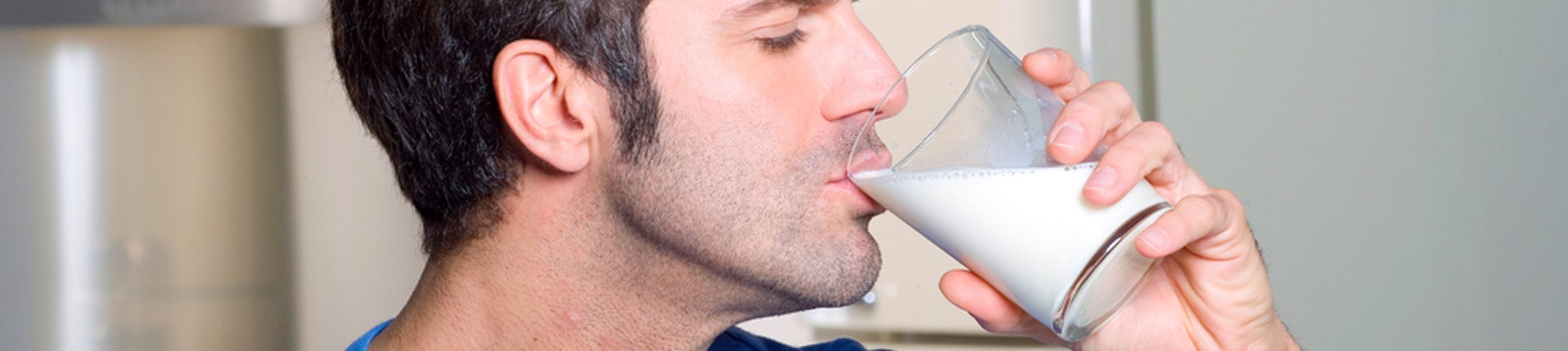 Mleko, testosteron i  płodność. Czy mleko jest zdrowe?