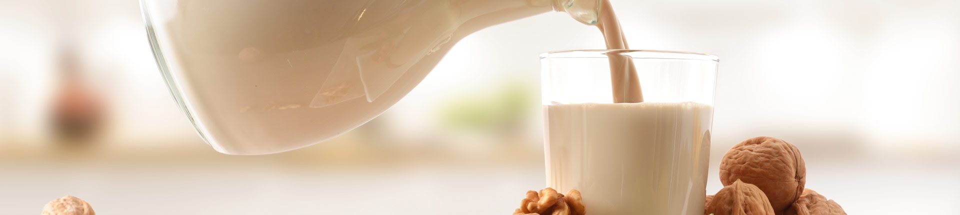 Czy wapń z mleka krowiego jest lepszy niż ze wzbogaconego mleka roślinnego?