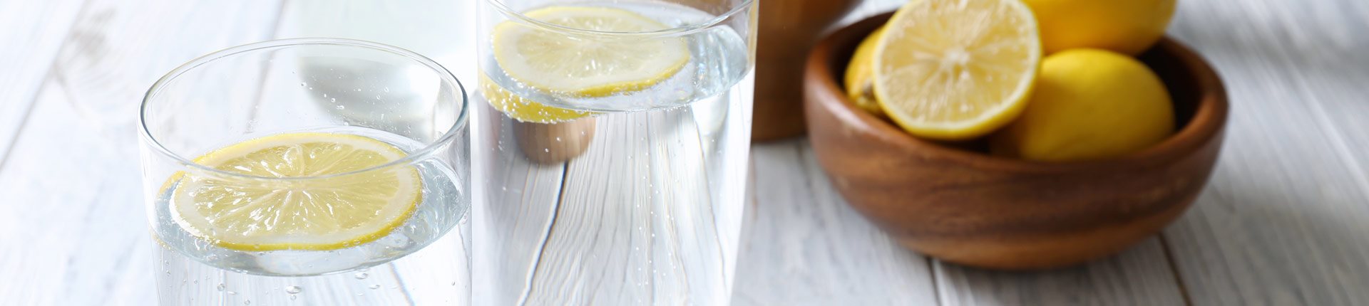 Czy przed posiłkami warto pic wodę z cytryną?
